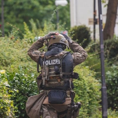 Einsatzbereitschaft in Offenbach: SEK-Beamter in Aktion