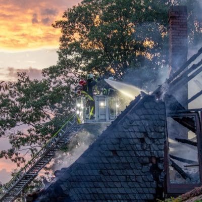 Löschen bis zum Morgenrot: Feuerwehr bekämpft Dachstuhlbrand mit Drehleiter
