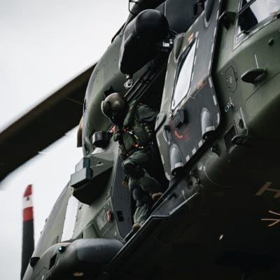 Die Luft als Einsatzfeld: Bundeswehrhubschrauber bekämpft Feuer